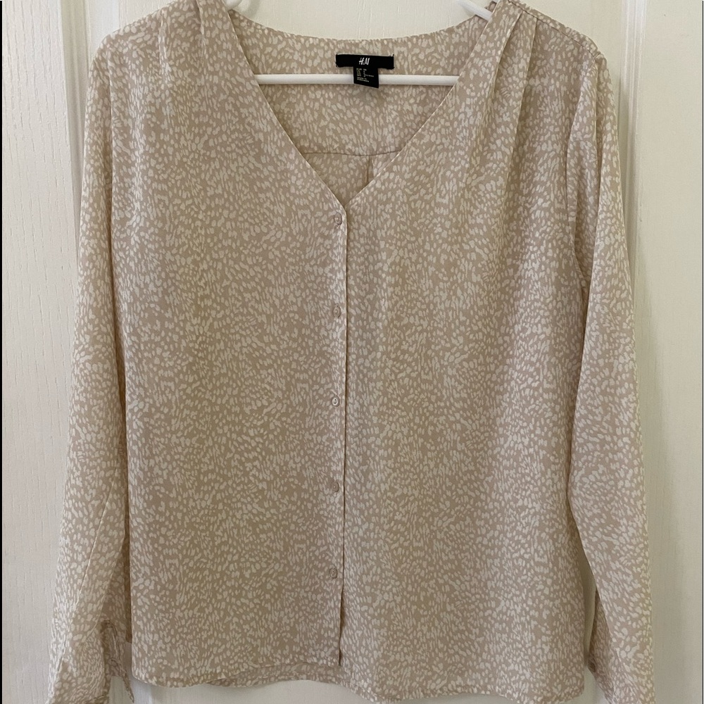 H&M beige and white patterned blouse